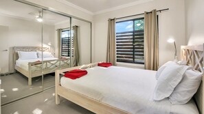 4 chambres, fer et planche à repasser, lit parapluie, accès Internet