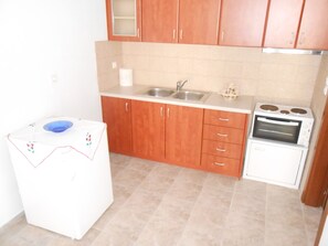 Jääkaappi, uuni, kahvin-/teenkeitin, vedenkeitin