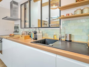 冷蔵庫、電子レンジ、オーブン、コンロ