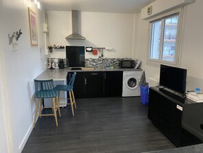 Kühlschrank, Mikrowelle, Herdplatte, Wasserkocher mit Kaffee-/Teezubehör