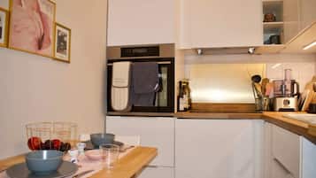 Rumah Basic, 1 Tempat Tidur King | Dapur pribadi | Lemari es, oven, kompor, dan mesin pencuci piring