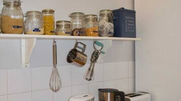 Basic House, 1 King Bed | Private kitchen | Fridge, oven, stovetop, dishwasher