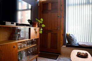 Basic-Haus, 1 King-Bett | Wohnzimmer | Fernseher