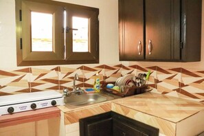 Appartement | Cuisine privée | Réfrigérateur, micro-ondes, plaque de cuisson, bouilloire électrique