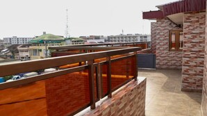 A rooftop terrace with a brick wall and a metal railing. - Residence Appartements Luxueux - Angre - Abidjan (Abidjan)