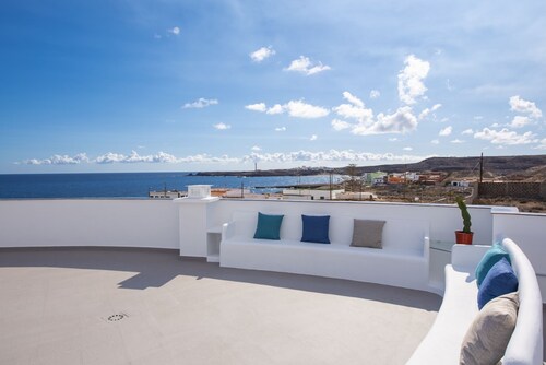 Design house with roof terrace & ocean views
