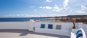 Design house with roof terrace & ocean views