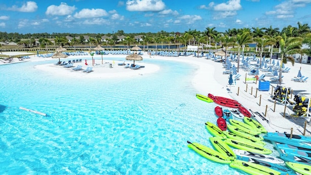 Un complexe hôtelier doté d’une grande piscine, d’une plage et de plusieurs kayaks.