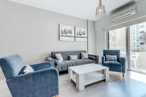 Apartamento standard | Área de estar | TV de tela plana