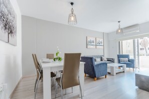 Apartamento standard | Área de estar | TV de tela plana