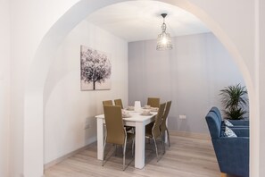Standard Apartment | In-room dining