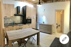 Une cuisine moderne avec des meubles en bois, un îlot central et une table à manger.