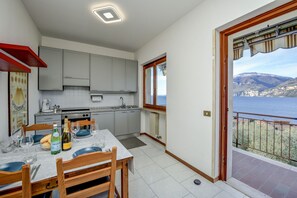 Fridge, oven, dishwasher, coffee/tea maker