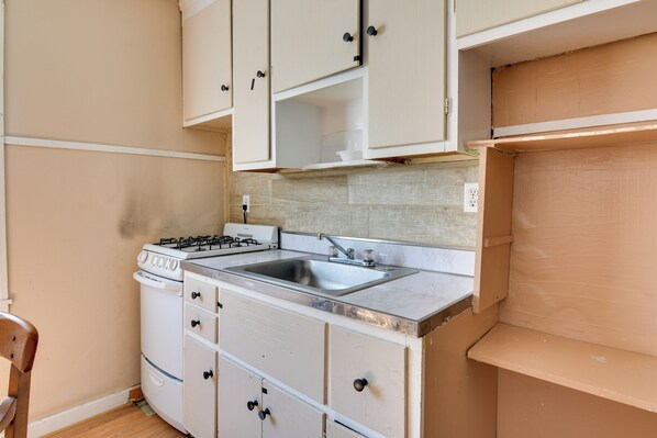 Cookware/dishes/utensils