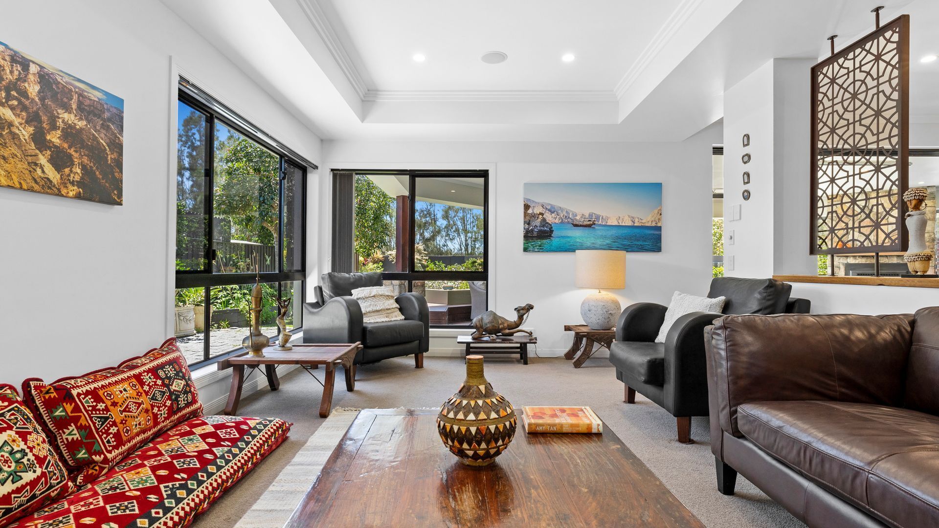 Una televisión, libros, servicios de streaming