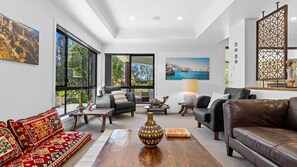 TV, books, streaming services - The Doggy Beach House -  with Pool in Pottsville (Pottsville)