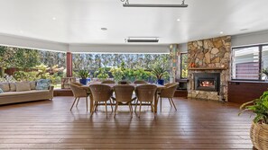 Outdoor dining - The Doggy Beach House -  with Pool in Pottsville (Pottsville)