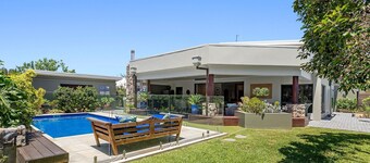 The Doggy Beach House - with Heated Pool in Pottsville