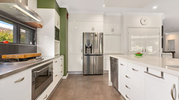 Microwave, oven, dishwasher, coffee/tea maker