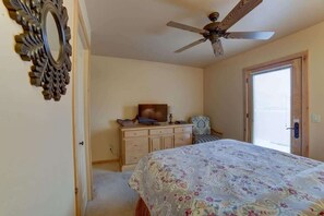 3 bedrooms, desk, iron/ironing board, free WiFi