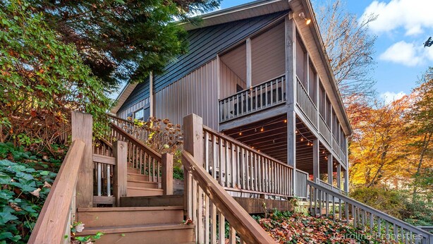 Un edificio a più piani con una scala in legno che conduce a un balcone.