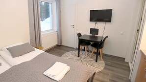 Studio Basic, 2 Tempat Tidur Twin, Bebas Asap Rokok, kamar mandi pribadi | Wi-Fi gratis dan seprai linen