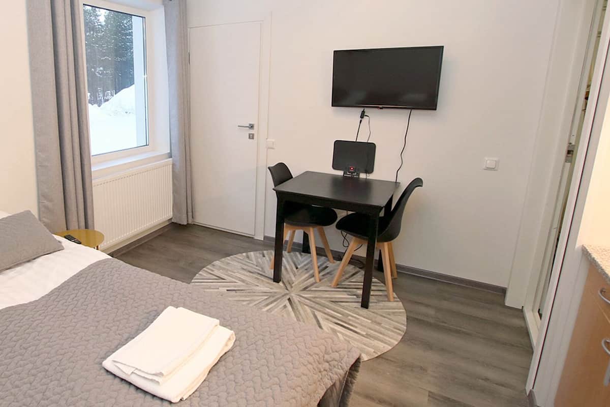 Basic Studio, 2 Twin Beds, Non Smoking, Private Bathroom | Free WiFi, bed sheets