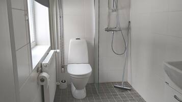 Basic Studio, 2 Single Beds, Non Smoking, Private Bathroom | Bathroom