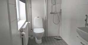 Basic Studio, 2 Twin Beds, Non Smoking, Private Bathroom | Bathroom