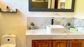 Een douche, een haardroger, handdoeken, zeep