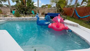 Una piscina al aire libre, una piscina climatizada