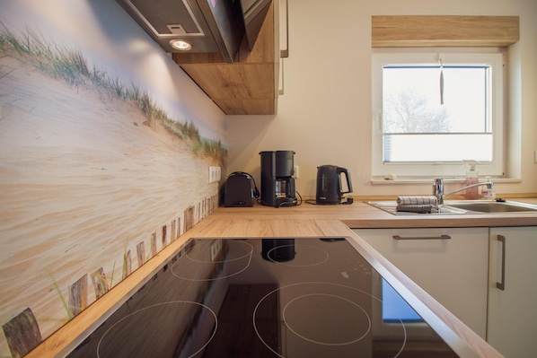 Fridge, oven, stovetop, dishwasher