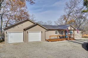 Exterior - Table Rock Lake Home - Fire Pit & Lake Views! (Golden)