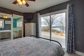 2 bedrooms, travel crib, internet, bed sheets - Table Rock Lake Home - Fire Pit & Lake Views! (Golden)
