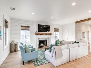 Smart TV, fireplace