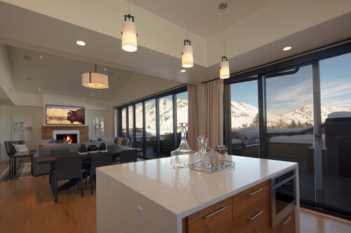 Town Hill Penthouse Ski In/Out at Snow King w/ Deck w/Hot Tub, A/C, Fireplace