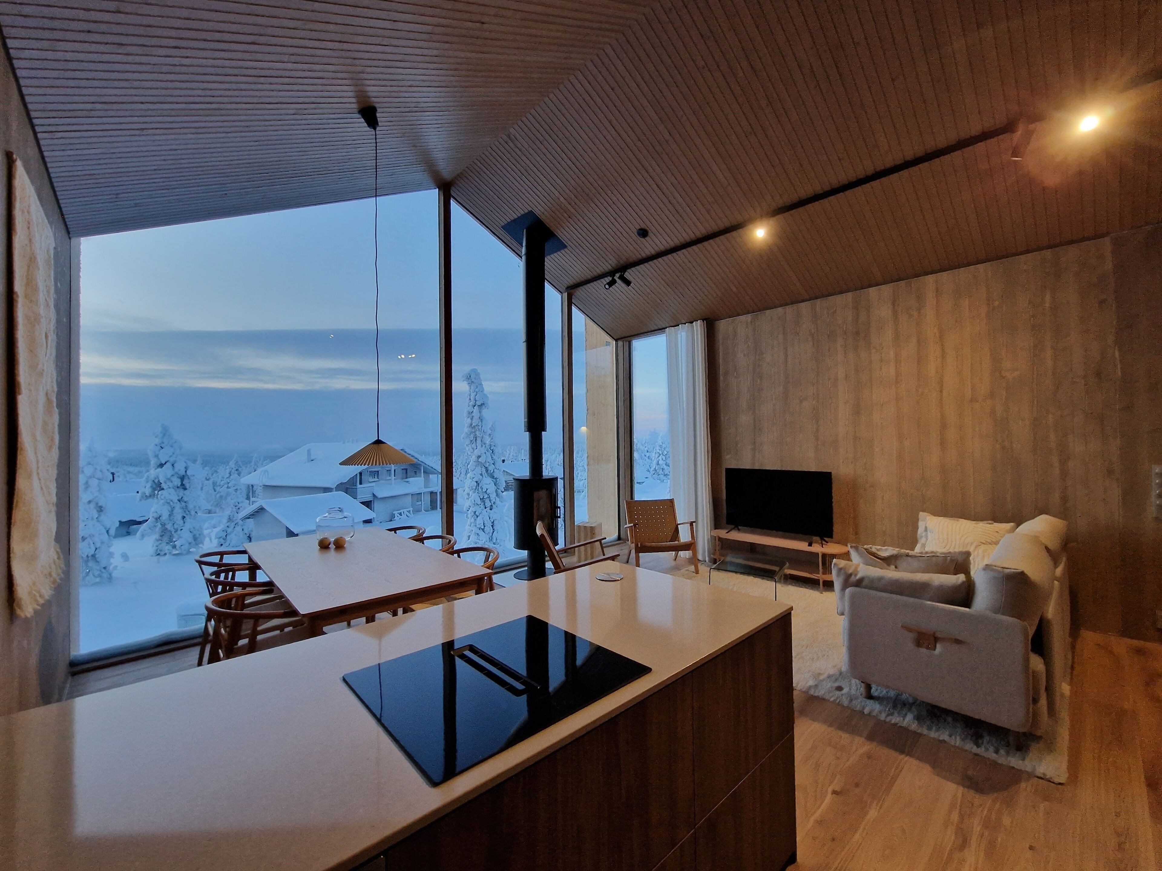 Un interior moderno con isla de cocina, comedor y asientos.