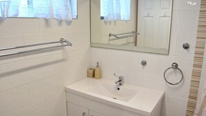 Combined shower/bathtub, toilet paper - Seacrest 6 - walk to the beach - Bring your own linen (SOUTH WEST ROCKS)