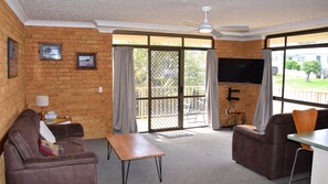 TV, DVD player - Seacrest 6 - walk to the beach - Bring your own linen (SOUTH WEST ROCKS)
