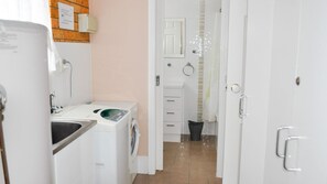 Ensemble douche/baignoire, papier toilette