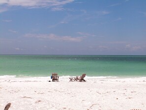 Playa en los alrededores, camastros y toallas de playa