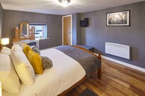 2 bedrooms, desk, iron/ironing board, WiFi