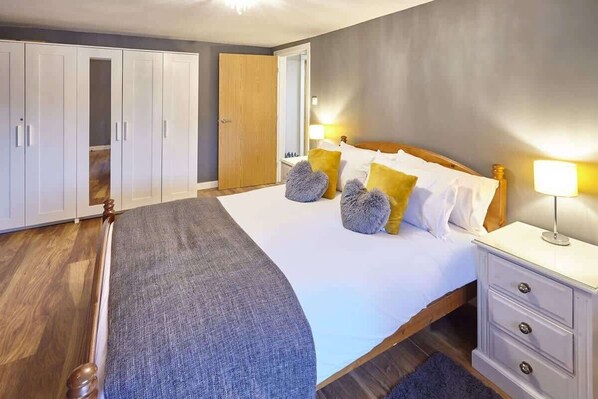 2 bedrooms, desk, iron/ironing board, WiFi