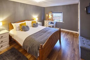 2 bedrooms, desk, iron/ironing board, WiFi