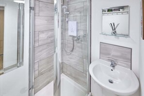 Dusj, hårføner, håndklær og sjampo