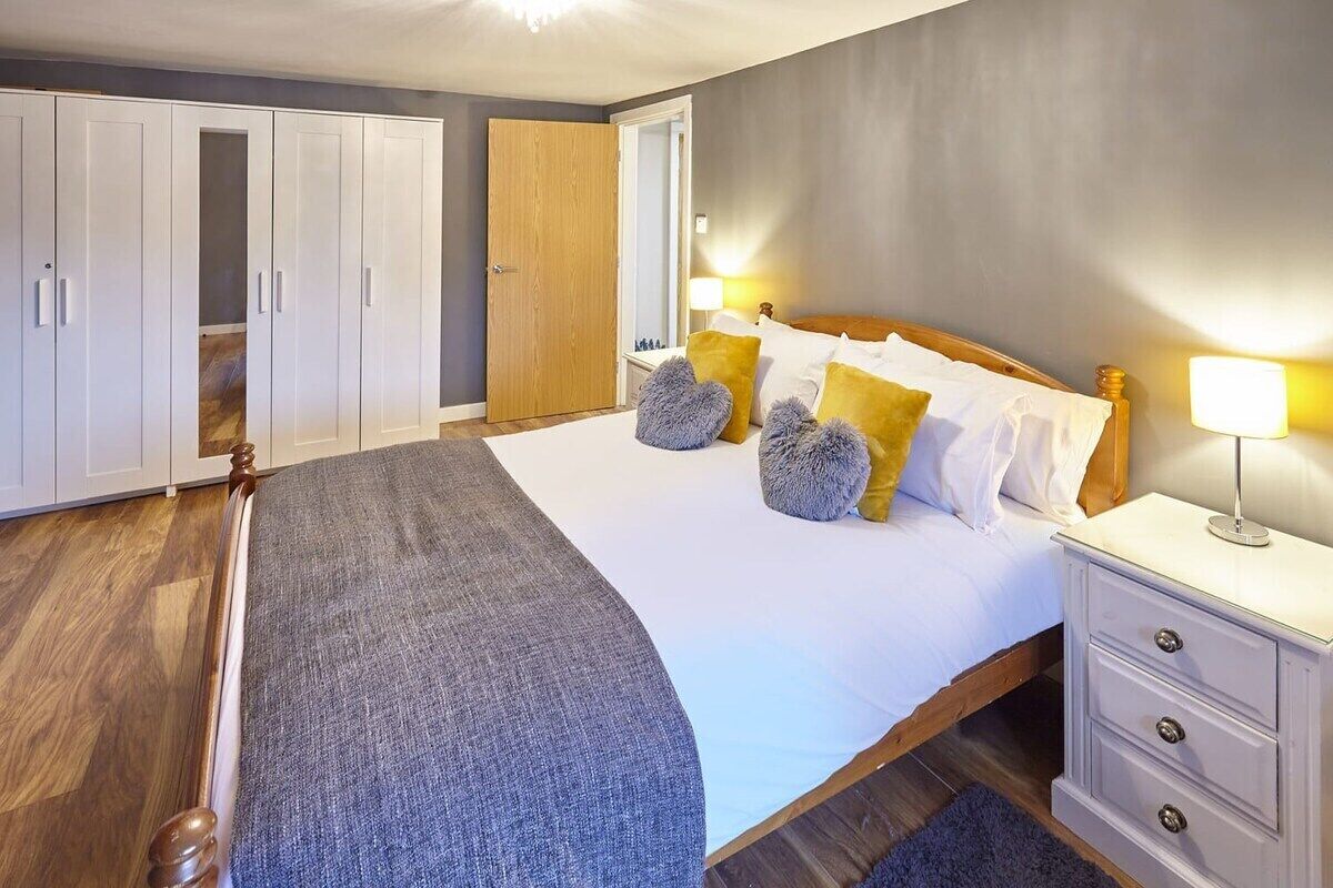 2 bedrooms, iron/ironing board, internet, bed sheets