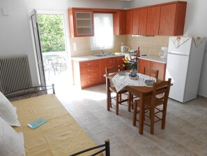 Kühlschrank, Ofen, Wasserkocher mit Kaffee-/Teezubehör, Wasserkocher