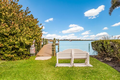 Seaside Manor! Pool, Spa and Beach Walk!