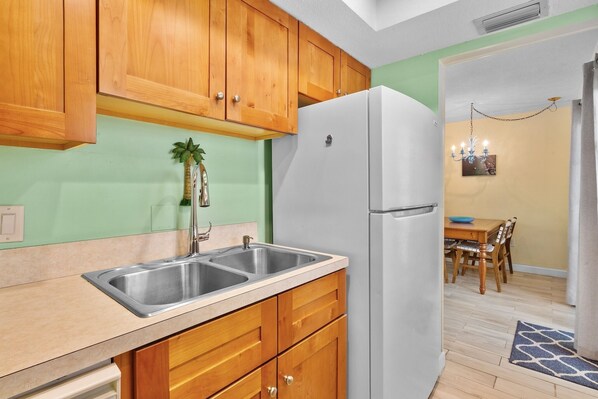 Réfrigérateur, four à micro-ondes, un four, surface de cuisson