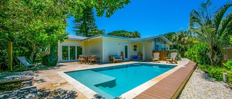 Lämmitetty uima-allas